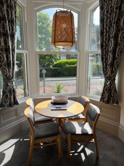2 Bed Ground Floor Apartment, Sleeps 4 With Free Parking Harrogate Exterior foto